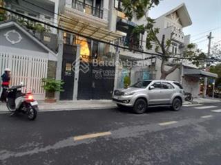 Khách sạn 13 phòng, đường lớn 2 xe tải tránh nhau, có vỉa hè, 4 tầng đang khoán 30tr ngay ndt q2