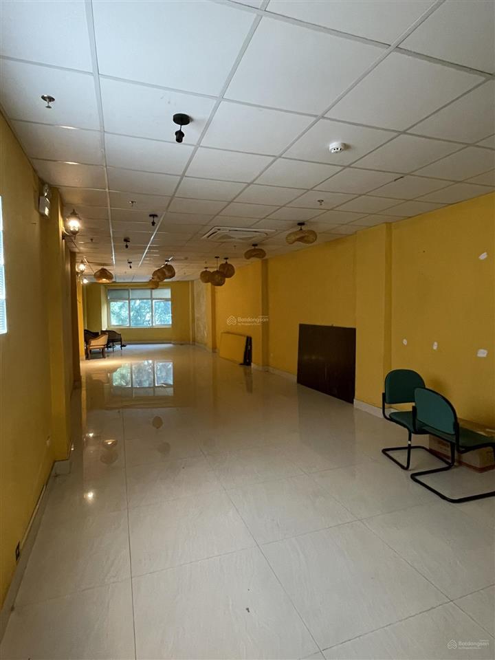 Chính chủ cho thuê văn phòng 100m2 tại số 2 bà triệu cách hồ gươm 20m
