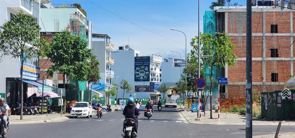 Bán lô hướng đông mặt tiền thích quảng đức giá tốt trục đường thuộc vcn. được xây 5 tầng cấp sổ