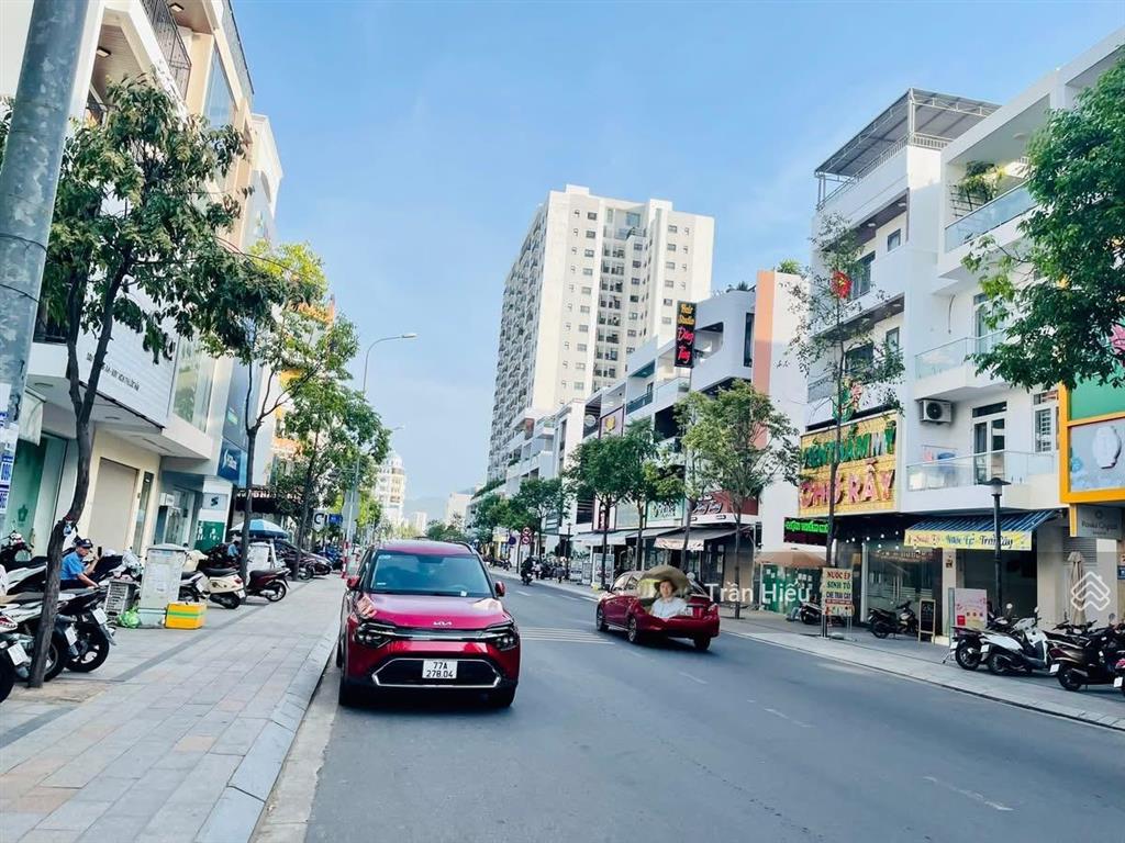 Bán lô hướng đông mặt tiền thích quảng đức giá tốt trục đường thuộc vcn. được xây 5 tầng cấp sổ