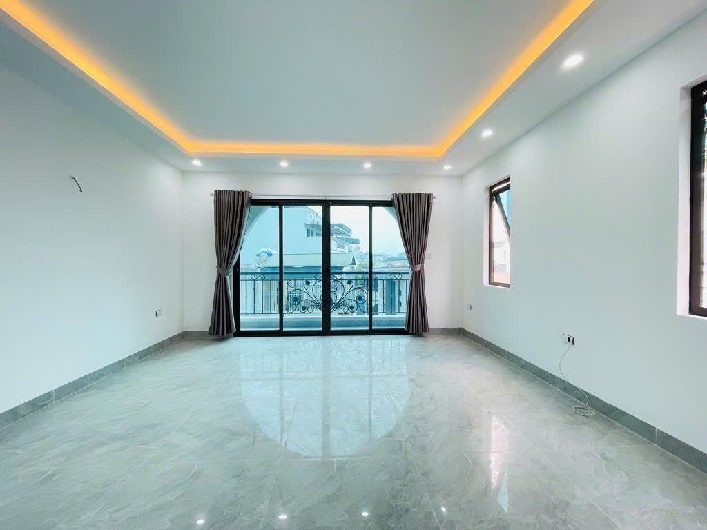 BÁN NHÀ  XÂY MỚI 7 TẦNG THANG MÁY TẠI PHỐ KIM GIANG Ô TÔ NGỦ TRONG NHÀ GIÁ CHỈ NHỈNH 12 TỶ