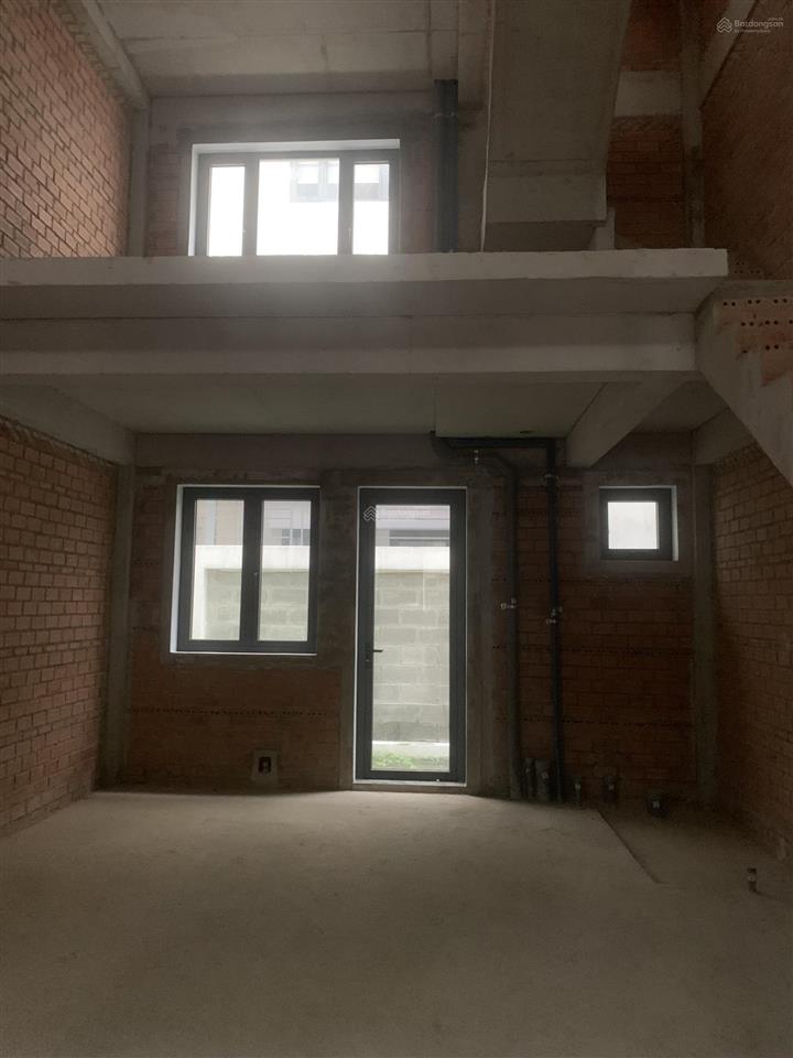 Nhà bán thô 4 tầng 5 x 11,3 56,5m2  giá 6ty8 tl  shhc  12m kdc senturia n sài gòn binh hưng