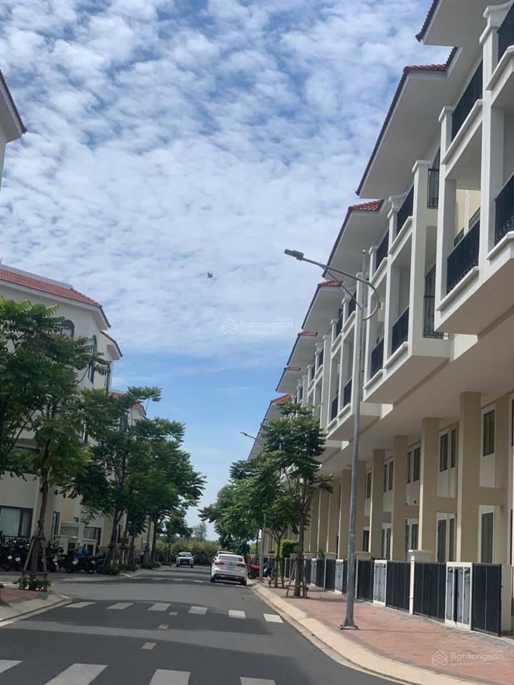Nhà bán thô 4 tầng 5 x 11,3 56,5m2  giá 6ty8 tl  shhc  12m kdc senturia n sài gòn binh hưng