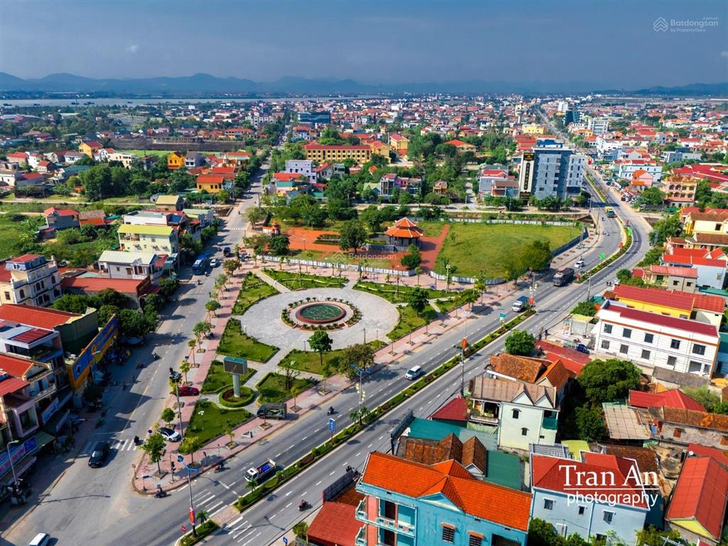 Chính chủ gửi bán căn nhà 3 tầng vị trí siêu đẹp đường quang trung  ba đồn  quảng bình (364.5m2)