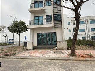 Cần bán căn shophouse góc 3 mặt tiền, 3 tầng 1 tum, cạnh bùng binh của kđt viglacera đông phong