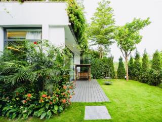 Bán gấp biệt thự hoàng oanh, 450m2, lô góc 2 mặt tiền, view hồ tại flamingo đại lải,  0931 793 ***