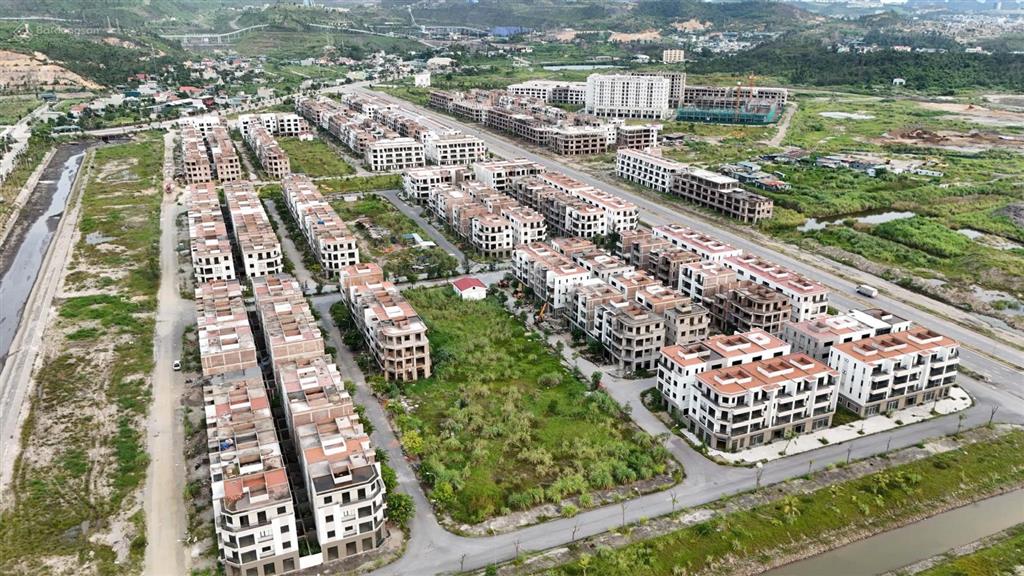 Em tiếp trực 24/24 tại văn phòng dự án flc tropical hạ long rất nhiều nguồn chính chủ giá rẻ.