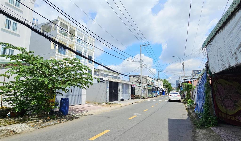 Bán đất mặt tiền đường hàng tre, quận 9. dt 137m2 giá 9.6 tỷ vị trí gần lê văn việt
