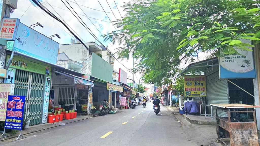 Bán đất mặt tiền đường hàng tre, quận 9. dt 137m2 giá 9.6 tỷ vị trí gần lê văn việt