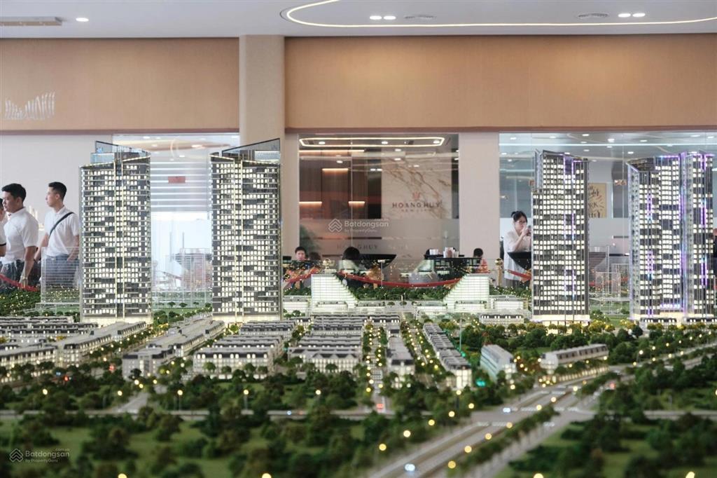 Bán căn góc mặt đường 30m với 3 mặt thoáng mặt tiền rộng đến 6,4m 3 cửa mở kinh doanh cực tốt