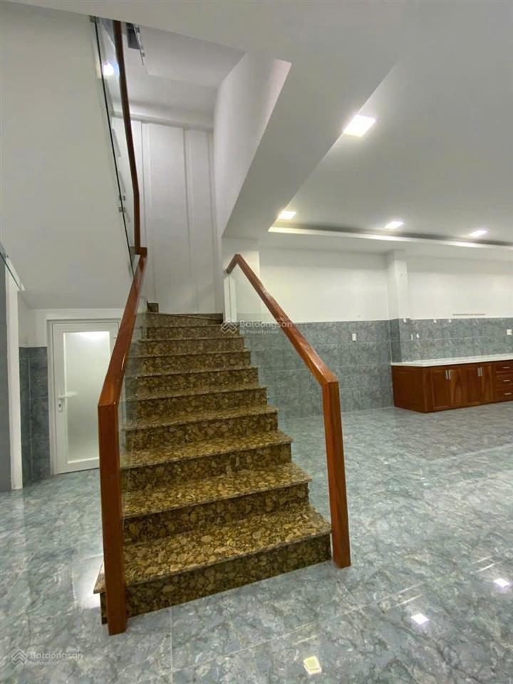 Nhà phố 110m2 đầy đủ tiện ích xung quanh, sát bên khu biệt thự vip nhất biên hòa