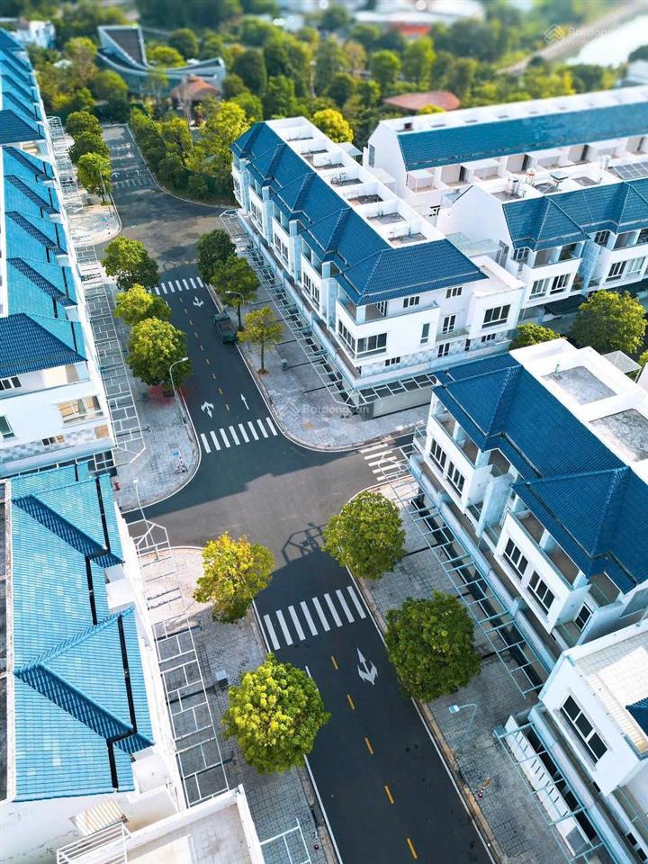 Nhà phố 110m2 đầy đủ tiện ích xung quanh, sát bên khu biệt thự vip nhất biên hòa