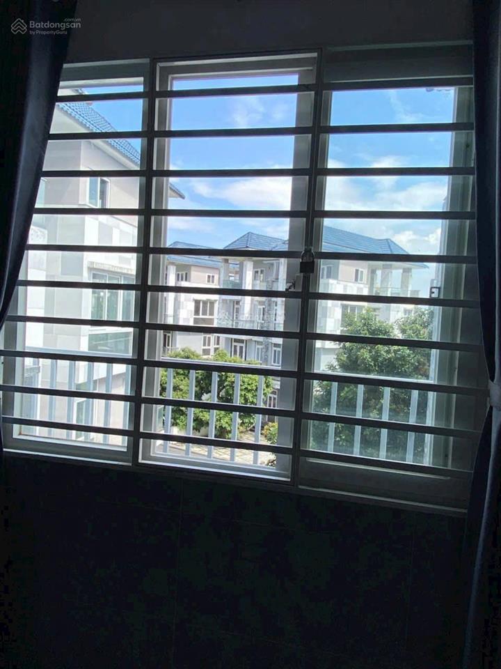 Nhà phố 110m2 đầy đủ tiện ích xung quanh, sát bên khu biệt thự vip nhất biên hòa