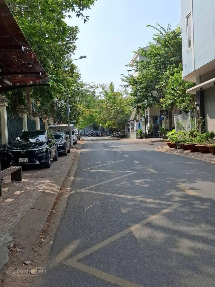 Nhà cũ tiện xây mới mặt tiền quốc hương nối dài dt 97,3m2 ctxd hầm trệt 4 lầu giá 24,3 tỷ