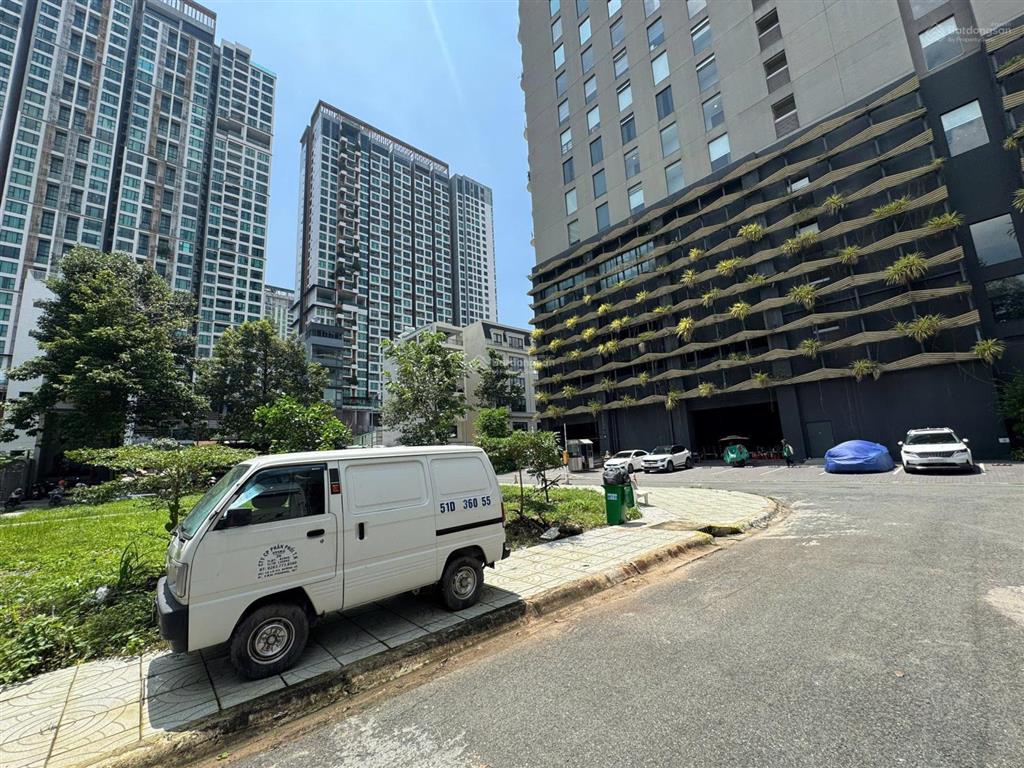 Nhà phố hầm 7 tầng 110m2 ngay trục phan văn đáng sát bên căn hộ cao cấp vista verde có hđt 100tr