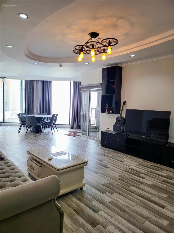 Cho thuê căn hộ siêu rộng. dt 133m2 3pn + 3 wc (2pn master có wc riêng).tầng cao  hướng đông nam.