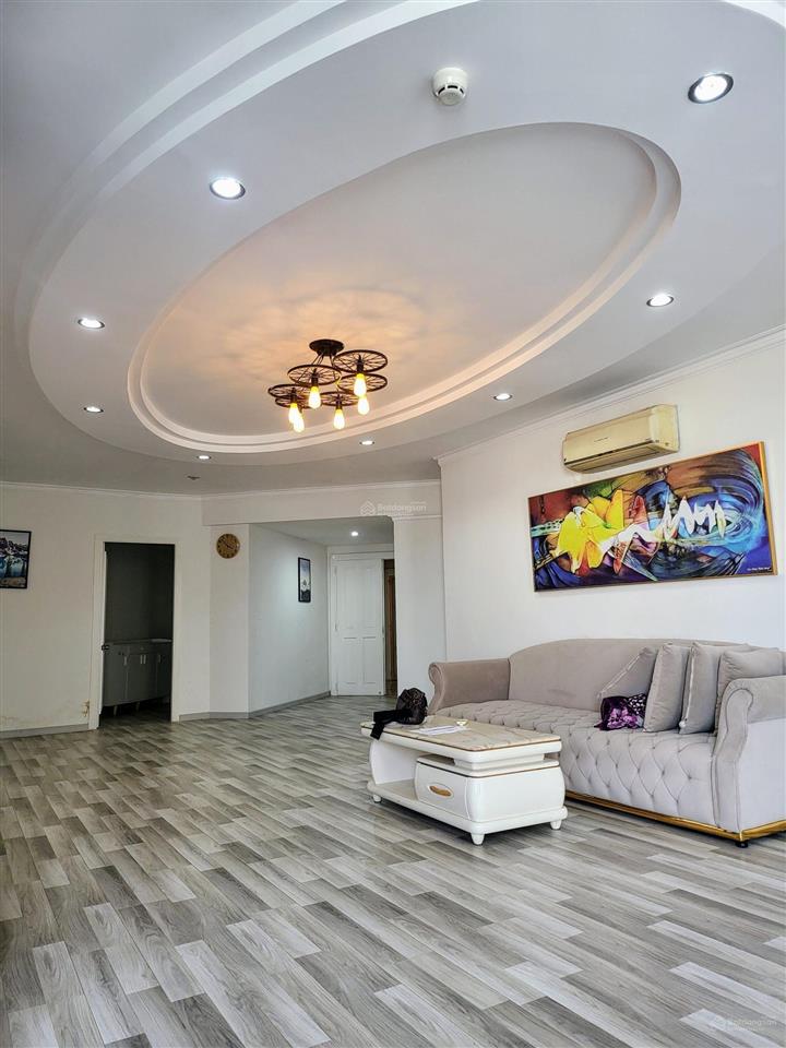 Cho thuê căn hộ siêu rộng. dt 133m2 3pn + 3 wc (2pn master có wc riêng).tầng cao  hướng đông nam.