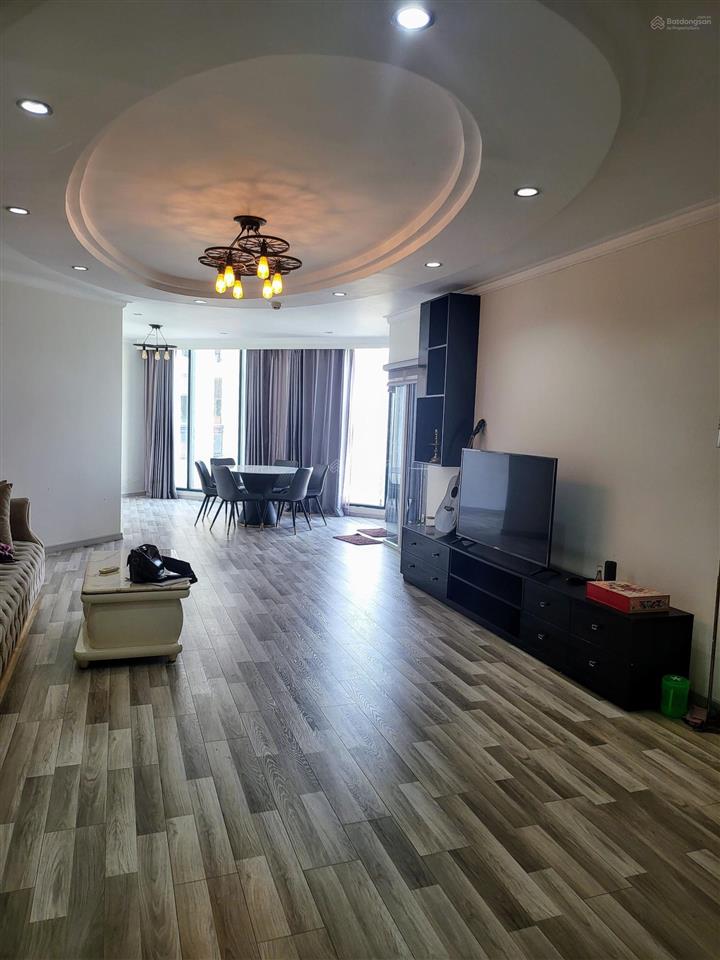Cho thuê căn hộ siêu rộng. dt 133m2 3pn + 3 wc (2pn master có wc riêng).tầng cao  hướng đông nam.