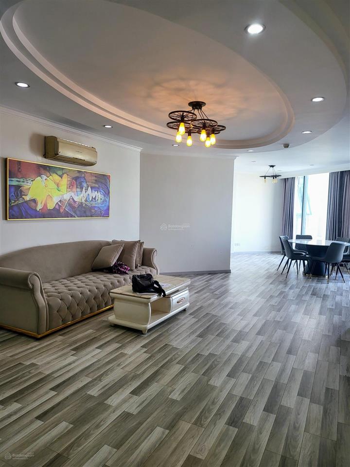 Cho thuê căn hộ siêu rộng. dt 133m2 3pn + 3 wc (2pn master có wc riêng).tầng cao  hướng đông nam.