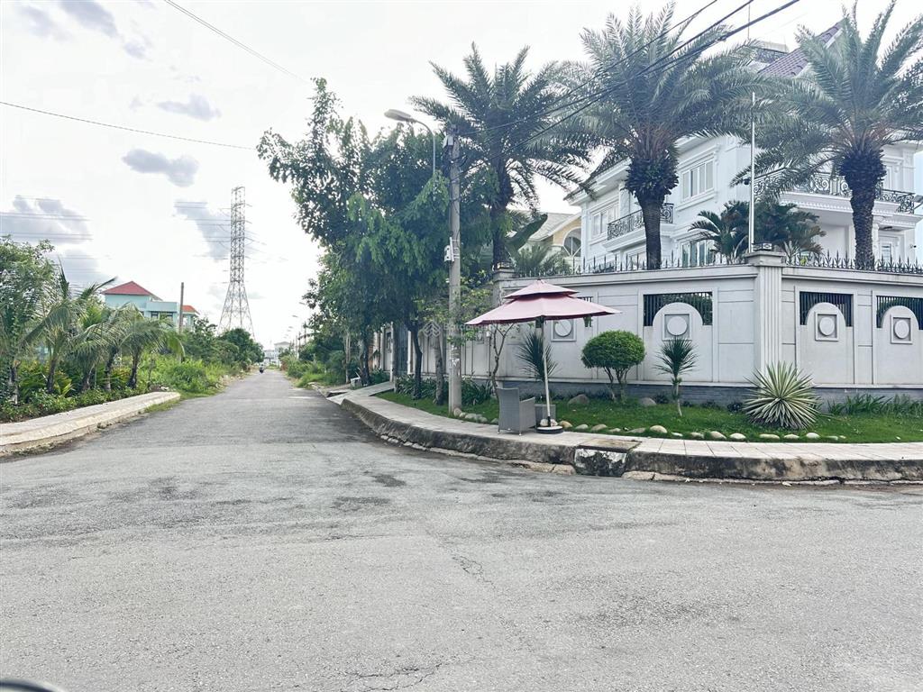 Bán nền biệt thự kdc bách khoa quận 9 dt 378m2 18x21 giá 62tr/m2 cực đẹp