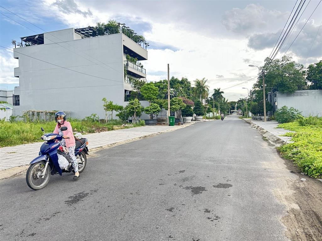 Bán nền biệt thự kdc bách khoa quận 9 dt 378m2 18x21 giá 62tr/m2 cực đẹp