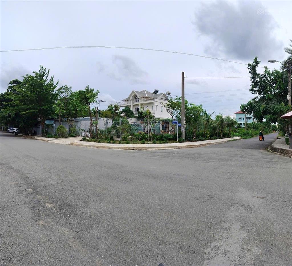 Bán nền biệt thự kdc bách khoa quận 9 dt 378m2 18x21 giá 62tr/m2 cực đẹp