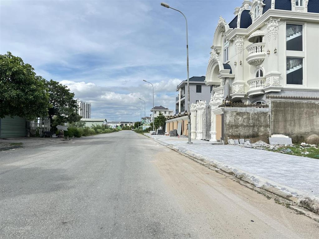 Bán nền bt view sông kdc phú nhuận dt 293m2 (14,3 x 20,5) giá 95tr/m2 (27,84tỷ)