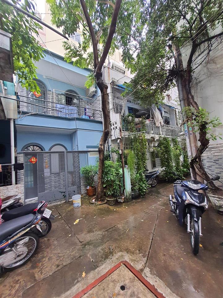 Bán gấp nhà thích quảng đức, p5, pn. sân rộng, cách hxh 30m, thông tứ phía