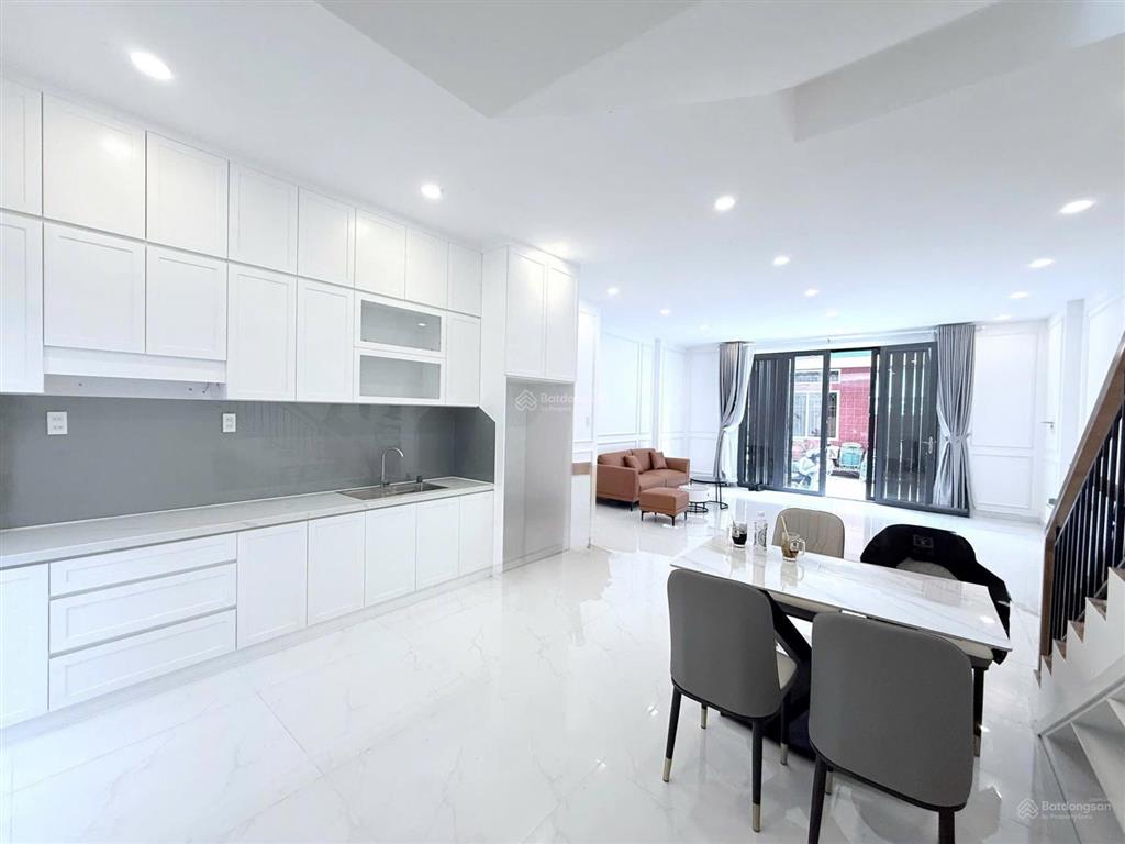 Nhà 958/ lạc long quân f8 tân bình, 6x11m, 3 tầng, 4pn, giá 8.25 tỷ tl