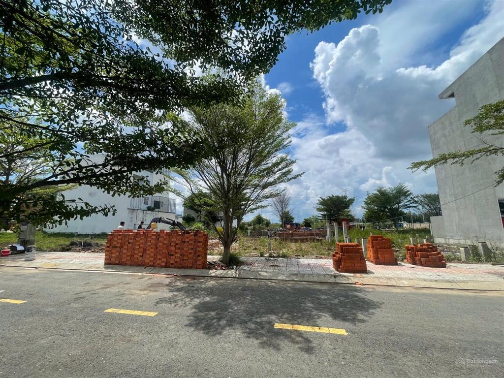 Duy nhất 1  góc đối diện công viên đường to, vỉa hè rộng giá 65tr/m2  kdc thanh nhựt