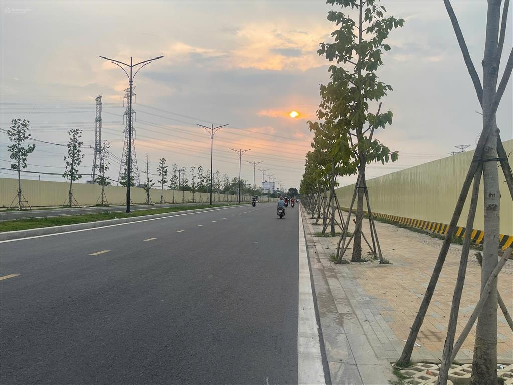 Duy nhất 1  góc đối diện công viên đường to, vỉa hè rộng giá 65tr/m2  kdc thanh nhựt