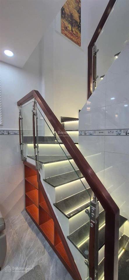 Nhà mới 3 phòng ngủ đường bến bình đông, q8