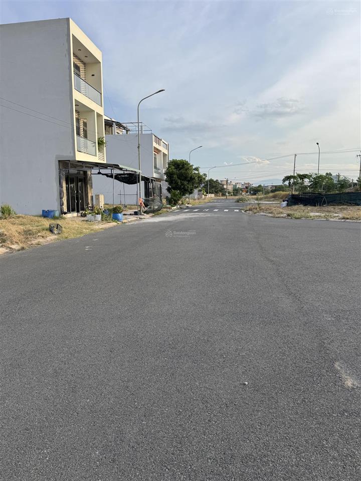Lô đất hướng đông nam , mặt tiền đường 25m phường phú thạnh cũ, gân biển, gần sân bay