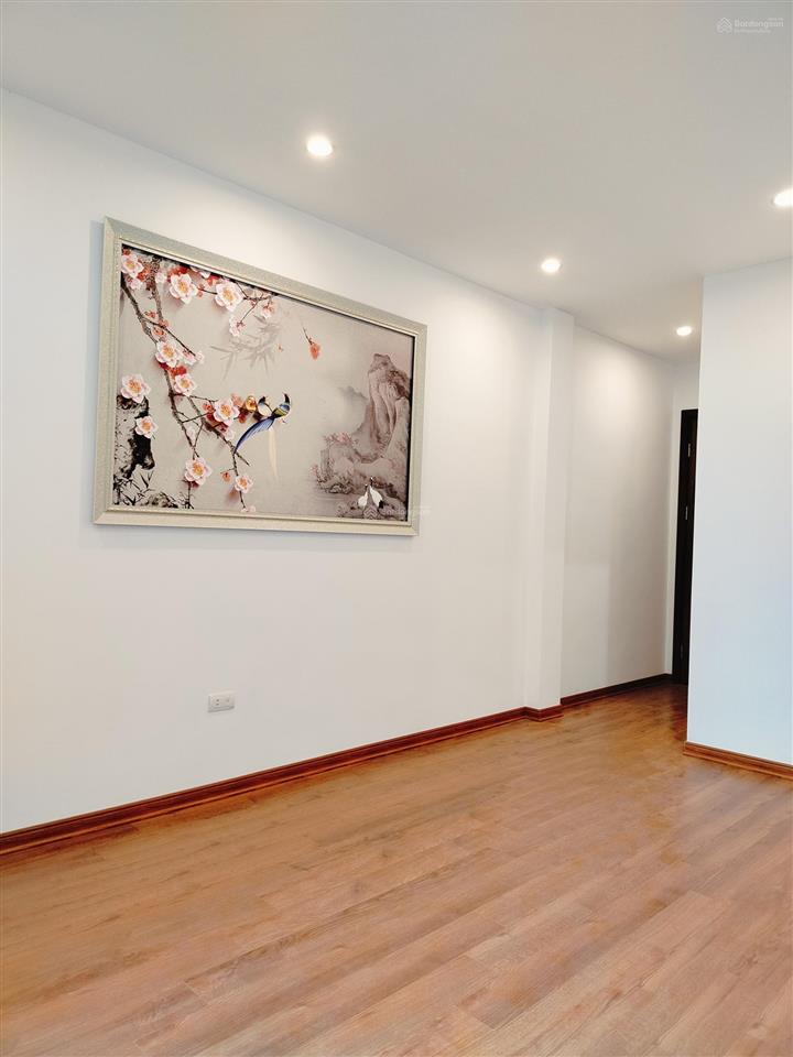 Bán nhà ngõ kẻ tạnh  giang biên 6 tầng, cạnh đường ô tô tránh, vỉa hè