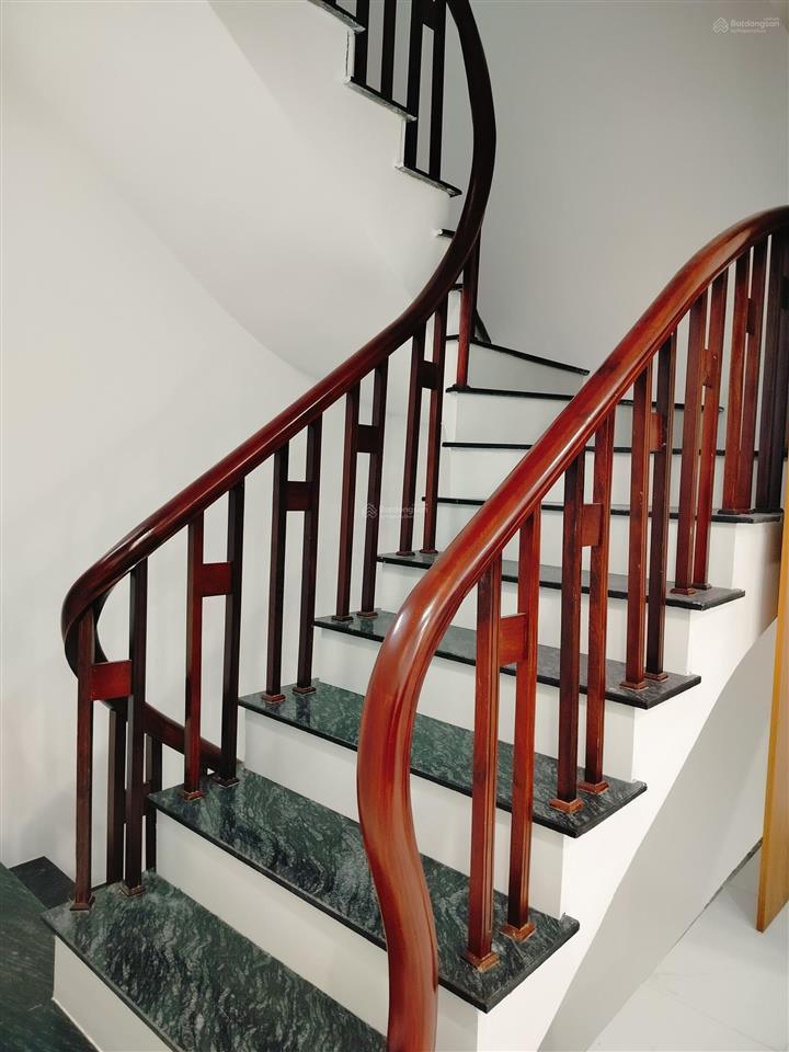 Bán nhà ngõ kẻ tạnh  giang biên 6 tầng, cạnh đường ô tô tránh, vỉa hè