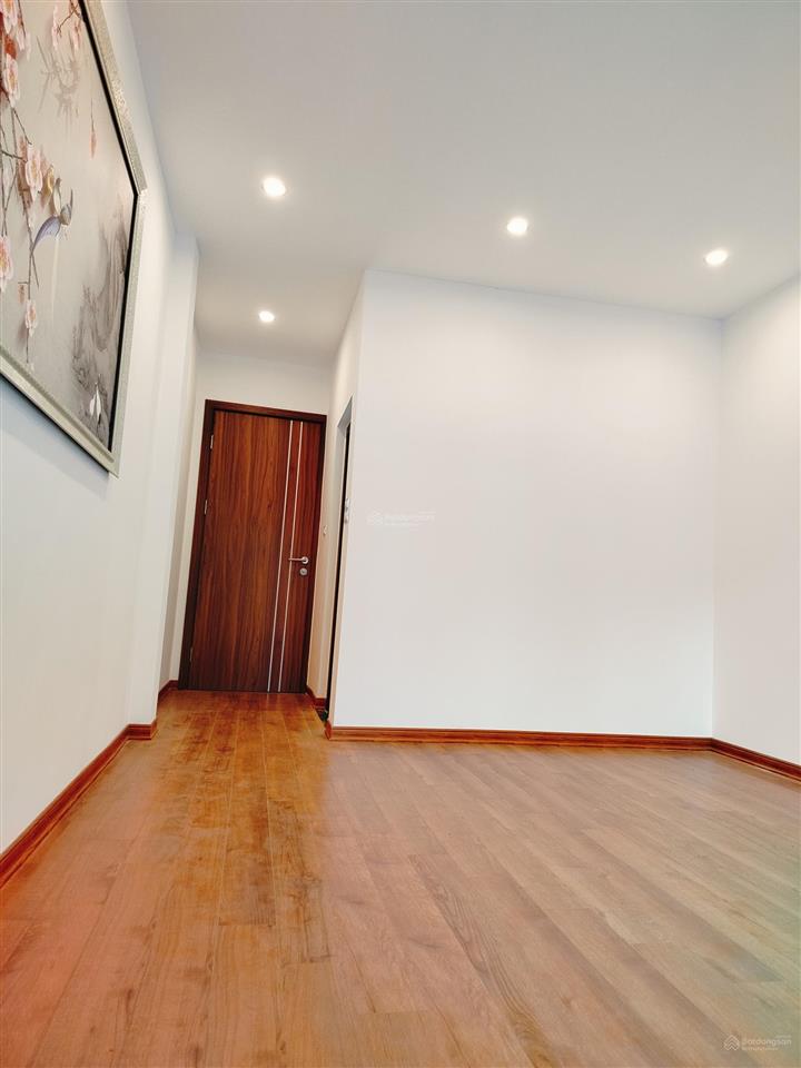 Bán nhà ngõ kẻ tạnh  giang biên 6 tầng, cạnh đường ô tô tránh, vỉa hè