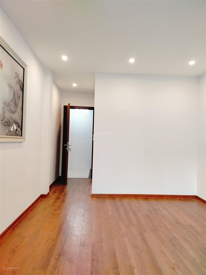 Bán nhà ngõ kẻ tạnh  giang biên 6 tầng, cạnh đường ô tô tránh, vỉa hè