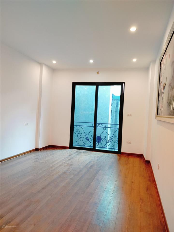 Bán nhà ngõ kẻ tạnh  giang biên 6 tầng, cạnh đường ô tô tránh, vỉa hè