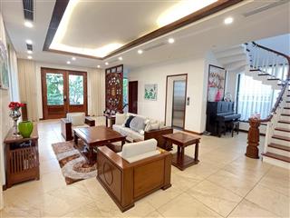 Rẻ nhất 65tr/ tháng thuê được ngay villa 300m2 vinhomes riverside, hoàn thiện 4pn4wc, có thang máy