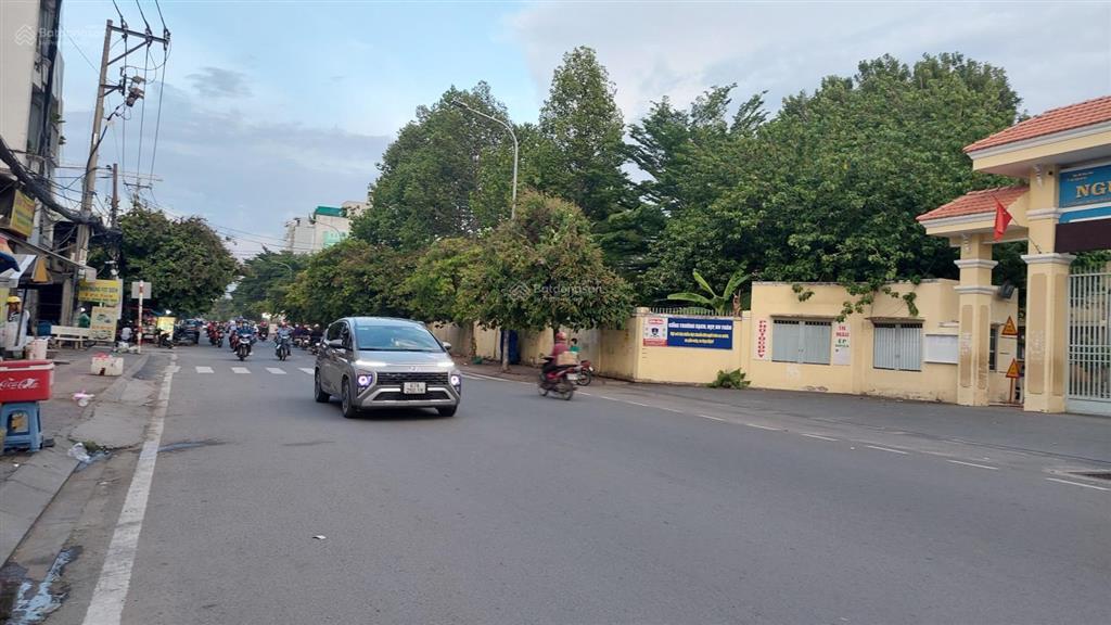 Chị tôi chính chủ gửi bán đất full thổ cư 4m x 25m giá 5tỷ600, shr đường ôtô 9m 0903 983 ***
