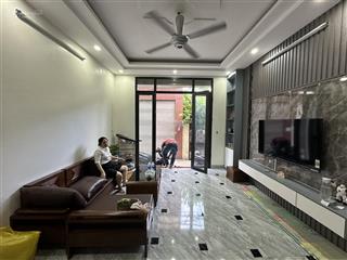 Hàng hiếm phố láng hạ nhà lô góc, dân xây  đường thông  28m2  5 tầng  cách 100m ra mặt phố láng