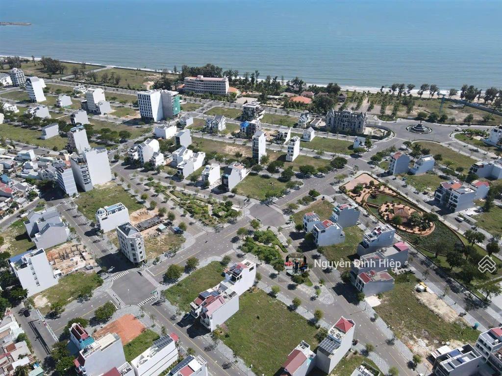 Bán 270m2 lô góc n4 hướng biển mặt tiền phan trung đối diện công viên ocean dune