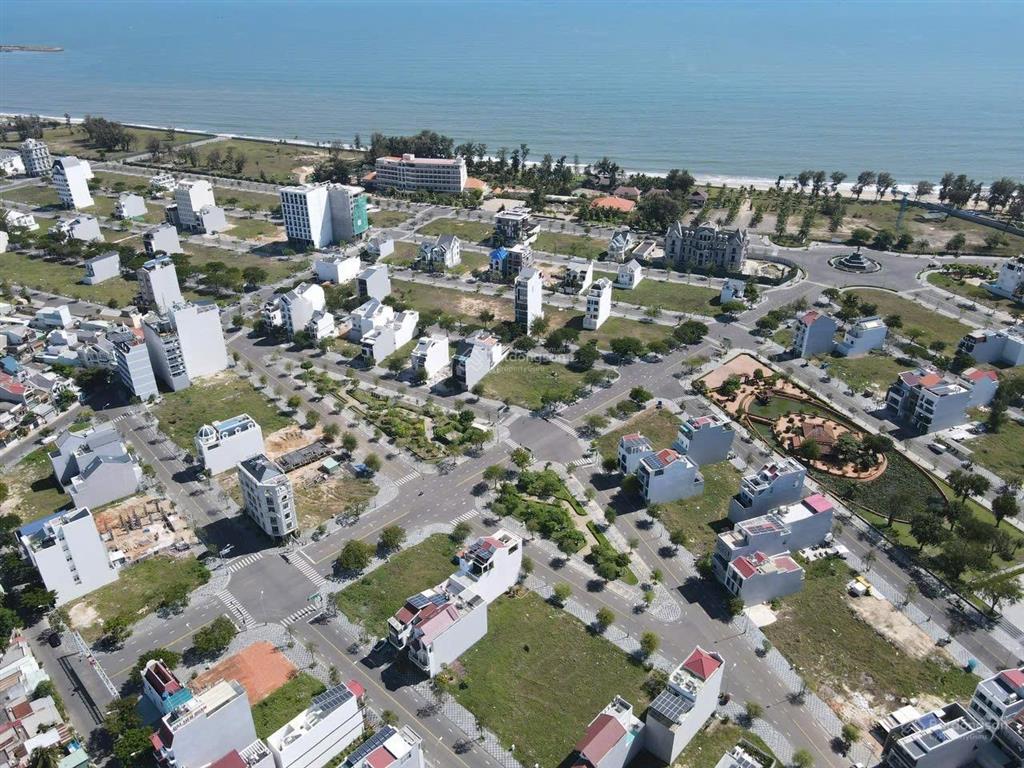 Bán 270m2 lô góc n4 hướng biển mặt tiền phan trung đối diện công viên ocean dune