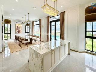 Bán biệt thự cạnh sân golf 358m2, xây 4 tầng, bể bơi riêng