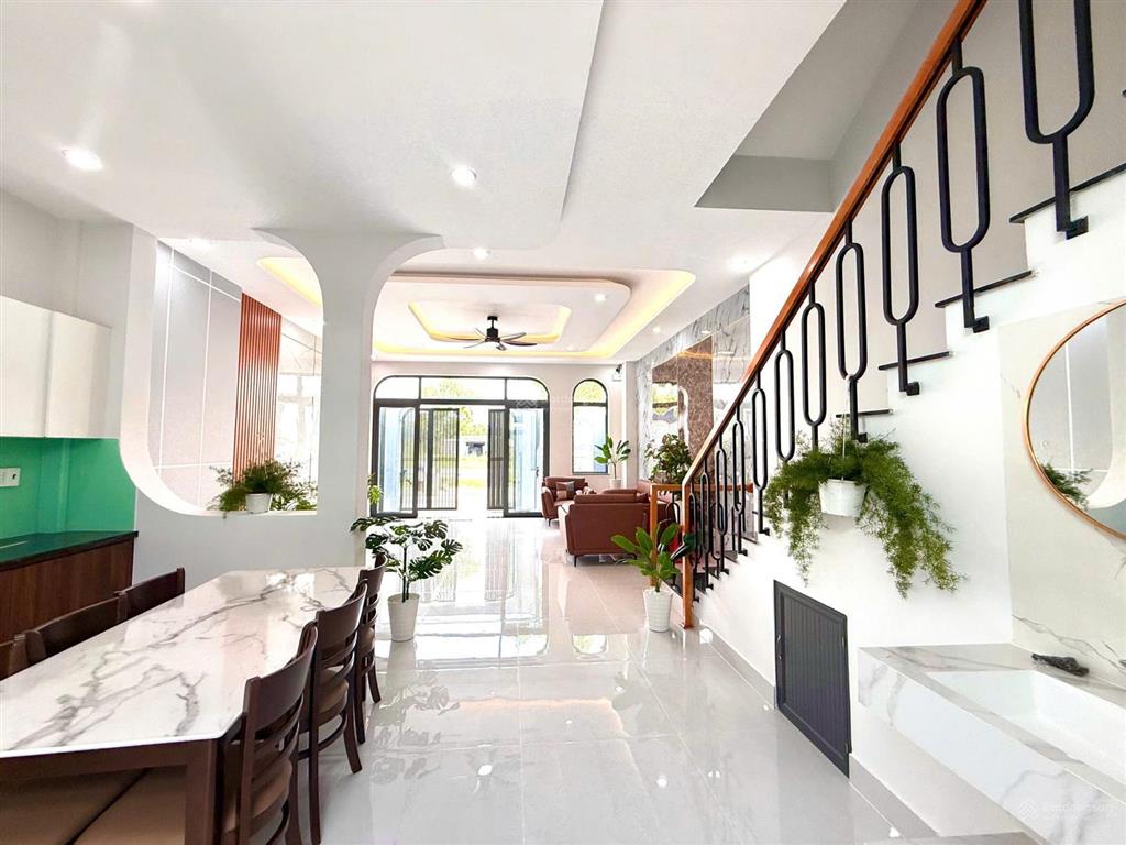 Đất nền và nhà phố vừa hoàn thiện 3 phòng ngủ, shr diện tích 240m2, nội thất đầy đủ, có thể ở ngay
