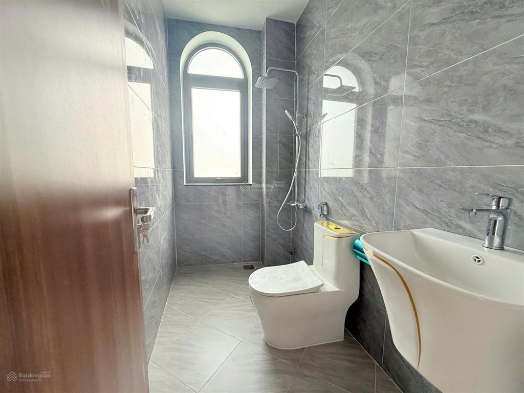 Đất nền và nhà phố vừa hoàn thiện 3 phòng ngủ, shr diện tích 240m2, nội thất đầy đủ, có thể ở ngay