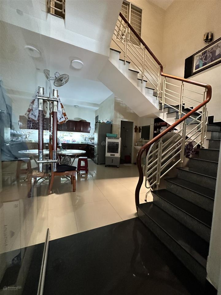 Bán nhà đường nguyễn tri phương, giá 11 tỷ, ngay tttp.  tuyết