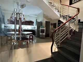 Bán nhà đường nguyễn tri phương, giá 11 tỷ, ngay tttp.  tuyết