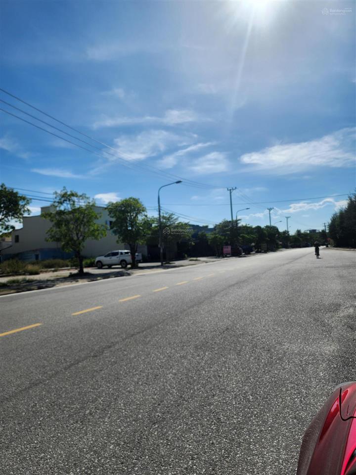 Cc bán lô đất 315m2. đường 15m5. view sông trung tâm khối thị trấn. gần sân baygiá bán 7.25tỷ