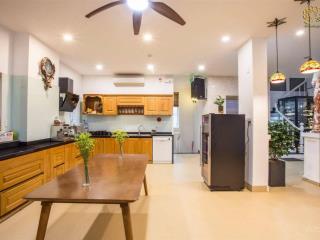 Cho thuê villa mặt tiền nguyễn hữu thông có 12 phòng + hồ bơi  gọi đàm tiến